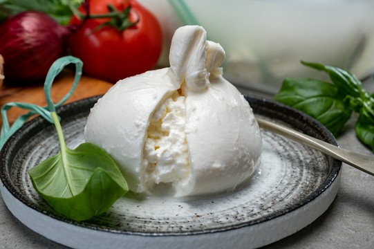 ser burrata na talerzu