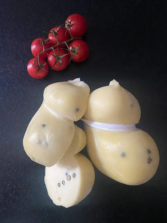 Scamorza z zielonym pieprzem